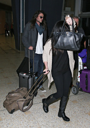 Holly Marie Combs - Shannen Doherty и Holly Marie Combs - arriving in Sydney, 26 марта 2014 (50xHQ) RcBXpABl