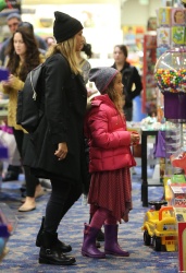 Jessica Alba - Shopping with her daughters in Los Angeles, 10 января 2015 (89xHQ) RpzZnqes