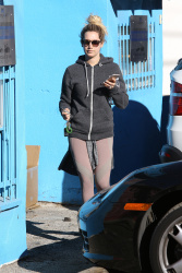 Ashley Tisdale - Leaving pilates class in Studio City, 16 января 2015 (14xHQ) S7t5Mhez