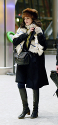 Rachel Weisz - Rachel Weisz - Arriving at Heathrow Airport in London, 30 января 2015 (21xHQ) SZmfCicX