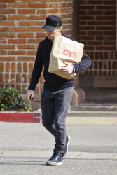 Sam Worthington - Sam Worthington - returns to his car after shopping at CVS in Malibu (2015.05.05) - 23xHQ SqZMTM2c