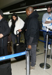 Kanye West - Kim Kardashian & Kanye West - At LAX Airport in Los Angeles, 7 января 2015 (68xHQ) Te8FCVw9