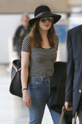Dakota Johnson - Arriving at LAX Airport in Los Angeles, 30 января 2015 (9xHQ) UFEMyQiJ