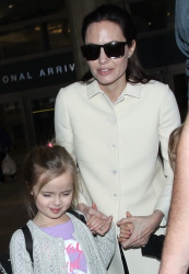 Angelina Jolie - LAX Airport - February 11, 2015 (185xHQ) VCOjWgtN