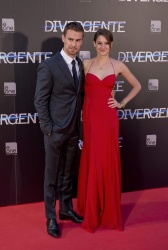 Theo James - Shailene Woodley, Theo James - на премьере фильма 'Divergent' at Callao Cinema, Мадрид, 3 апреля 2014 (302xHQ) VFYUbm3r