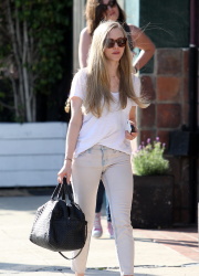 Amanda Seyfried - Out and about in West Hollywood - February 25, 2015 (25xHQ) VmLBT60T