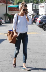 Alessandra Ambrosio - Out and about in Brentwood, 27 января 2015 (33xHQ) WH1GImVh