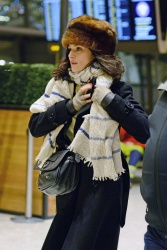 Rachel Weisz - Arriving at Heathrow Airport in London, 30 января 2015 (21xHQ) WQzbuunp