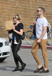 Scarlett Johansson - Out and about in Venice, CA - February 1, 2015 - 33xHQ WuzlNtuI