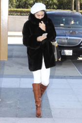 Vanessa Hudgens - arriving for her play 'Gigi' at the Kennedy Center in Washington, 17 января (5xHQ) Wy65hP0q