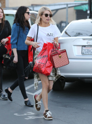 Emma Roberts - Shopping with a friend in West Hollywood, 15 января 2015 (20xHQ) XMXRm8a7