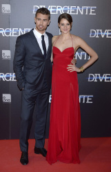Theo James - Shailene Woodley, Theo James - на премьере фильма 'Divergent' at Callao Cinema, Мадрид, 3 апреля 2014 (302xHQ) XaL0XaCm