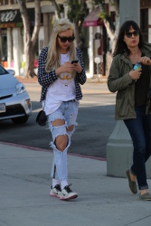 Amanda Bynes - spotted in West Hollywood looking healthy, 31 января 2015 (14xHQ) Xbid4bsf