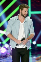Liam Hemsworth - Teen Choice Awards 2013 at Gibson Amphitheatre (Universal City, August 11, 2013) - 22xHQ Y2Kethay