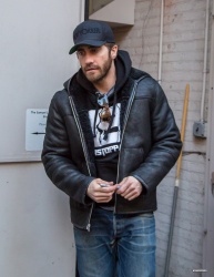 Jake Gyllenhaal - Outside The Samuel J. Friedman Theatre In NYC 2015.01.28 - 5xHQ Z6z0QNgP